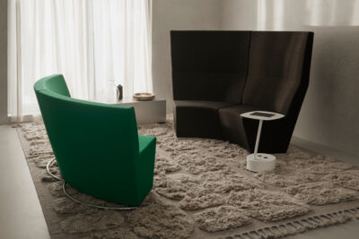 Lammhults_AreaRadius_modularsofas_green_darkbrown_AddCableTable_white_e02.jpg